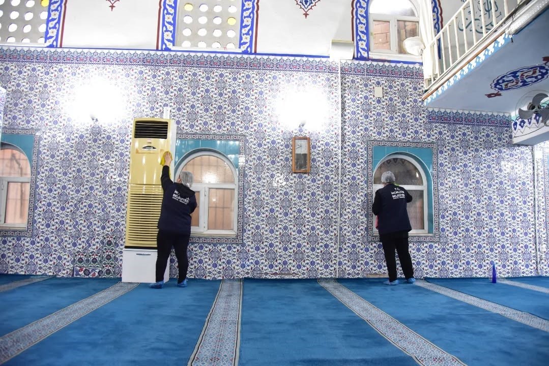 İncirliova Acarlar Camii’nde temizlik çalışması yapıldı
