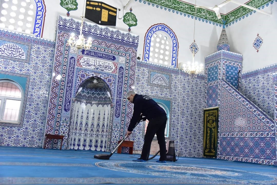 İncirliova Acarlar Camii’nde temizlik çalışması yapıldı
