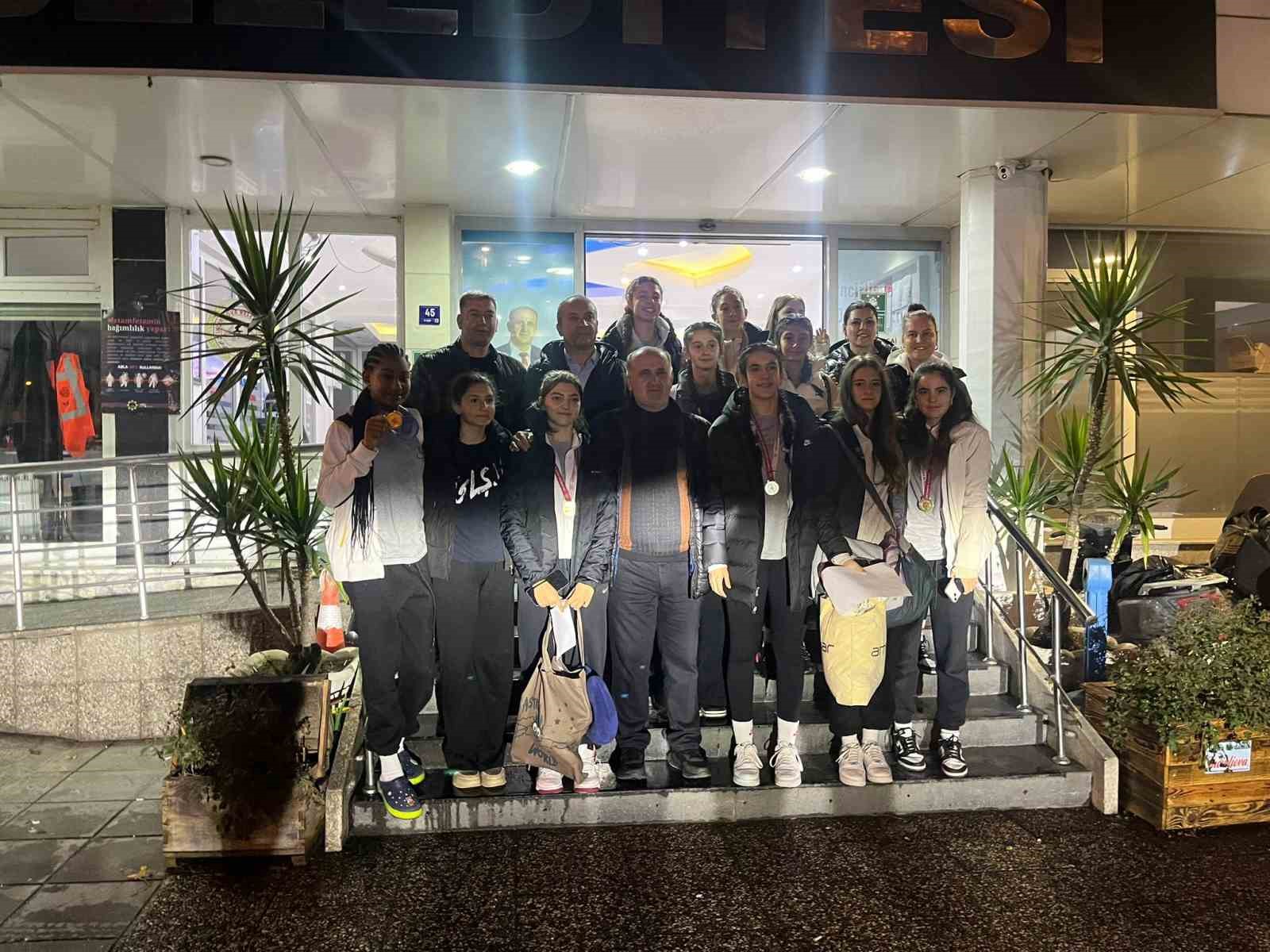 İncirliova Belediyesi yolda kalan sporcuların yardımına koştu
