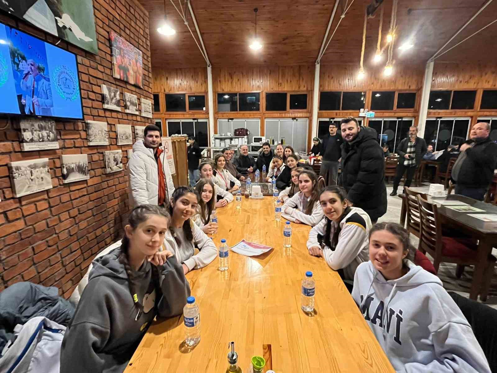 İncirliova Belediyesi yolda kalan sporcuların yardımına koştu
