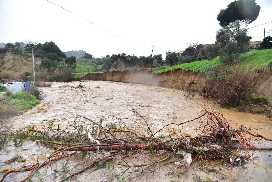 İncirliova Belediyesi’nden yağışa hızlı müdahale
