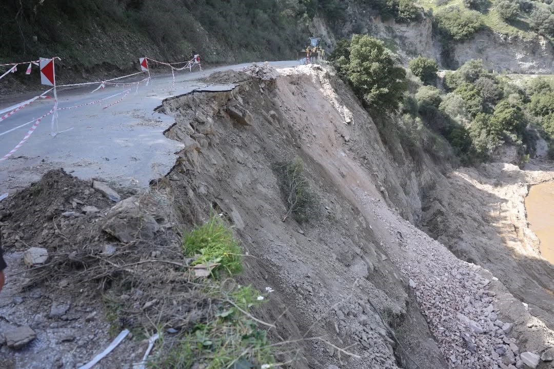 İncirliova’da çökme yaşanan yolda çalışmalar sürüyor
