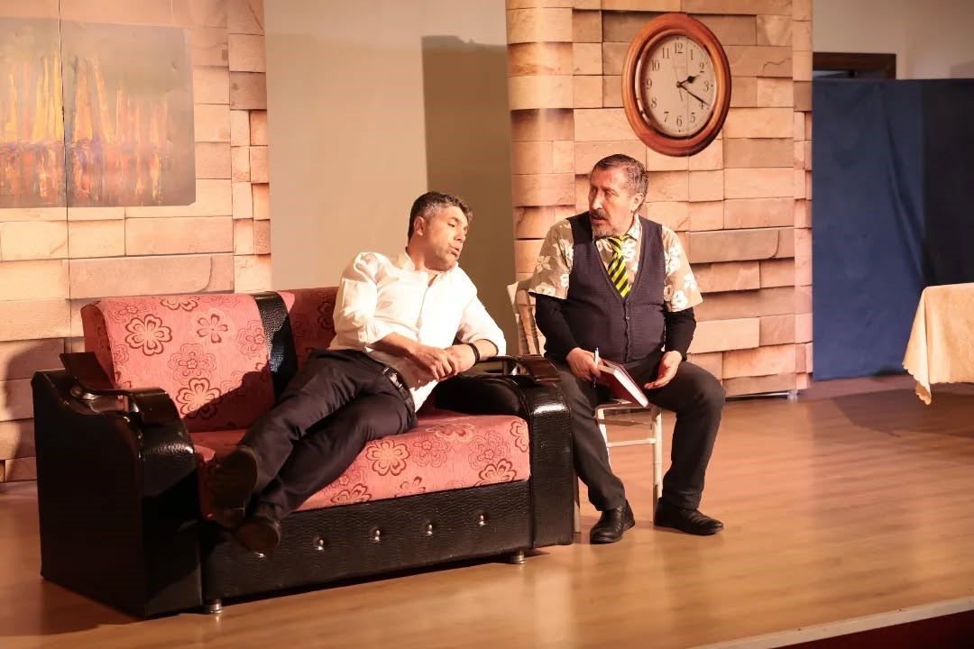 İncirliova’da Kim Haklı adlı tiyatro izleyicilerden tam not aldı
