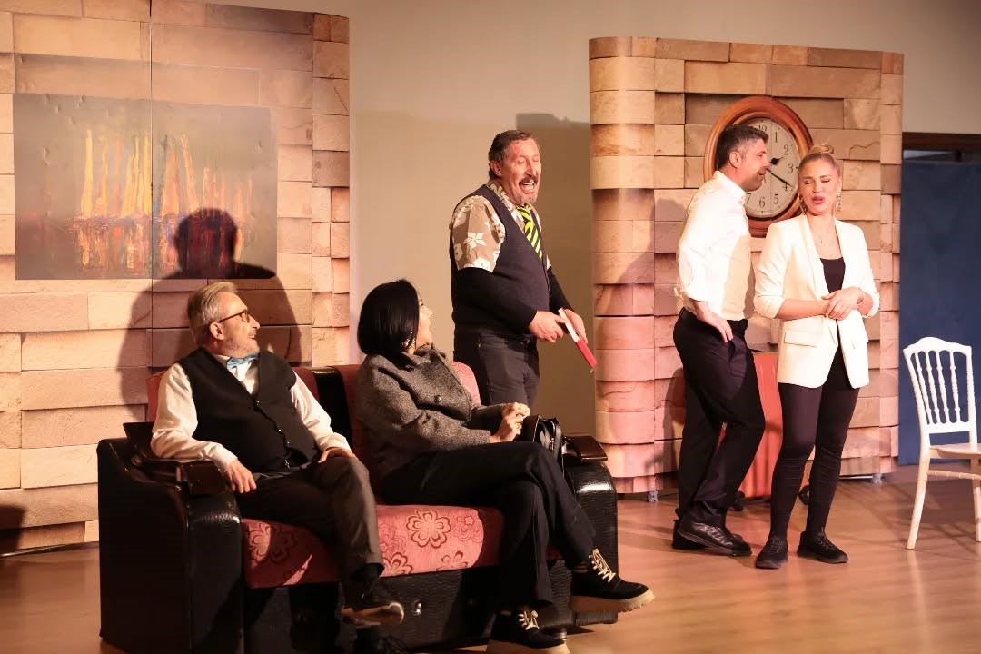 İncirliova’da Kim Haklı adlı tiyatro izleyicilerden tam not aldı
