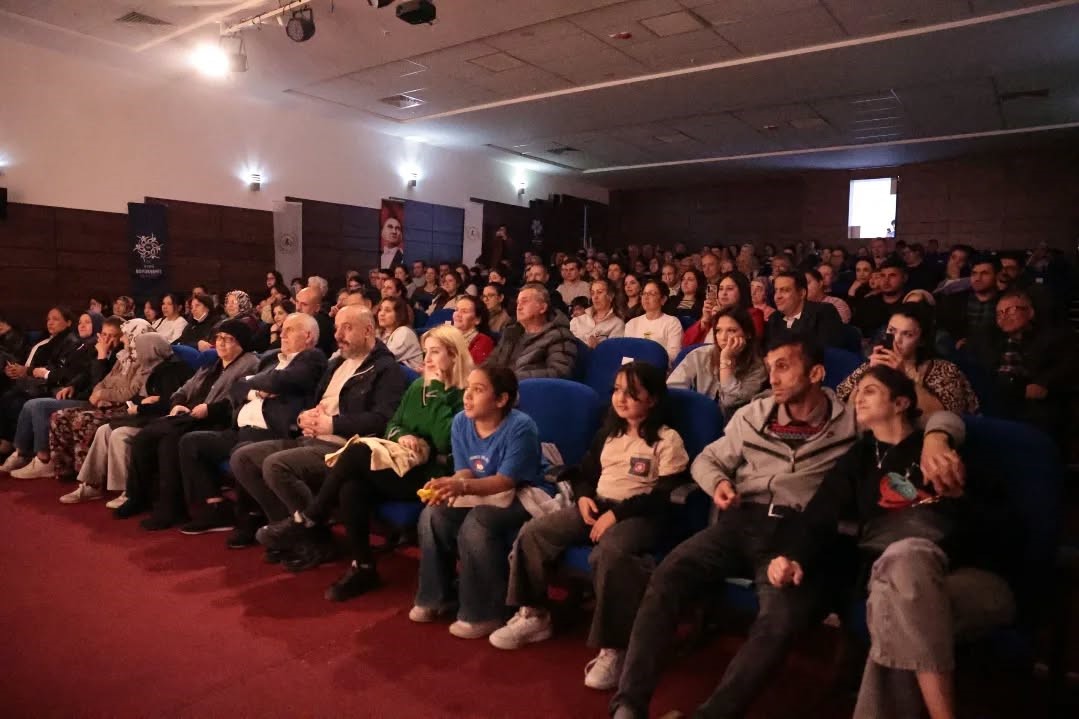 İncirliova’da "Oğluma Kız mı Yok" oyunu sahnelendi
