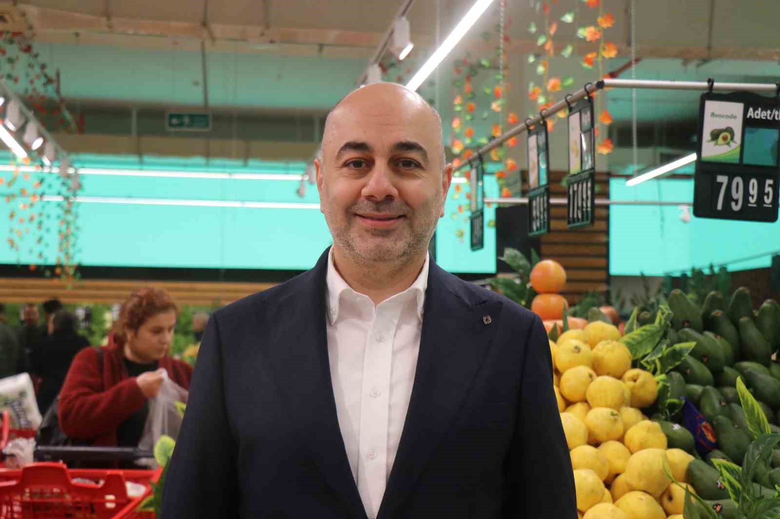 İndirim için geceden çadır kurup 8 saat yağmur altında beklediler
İndirim için geceden çadır kurup 8 saat yağmur altında beklediler