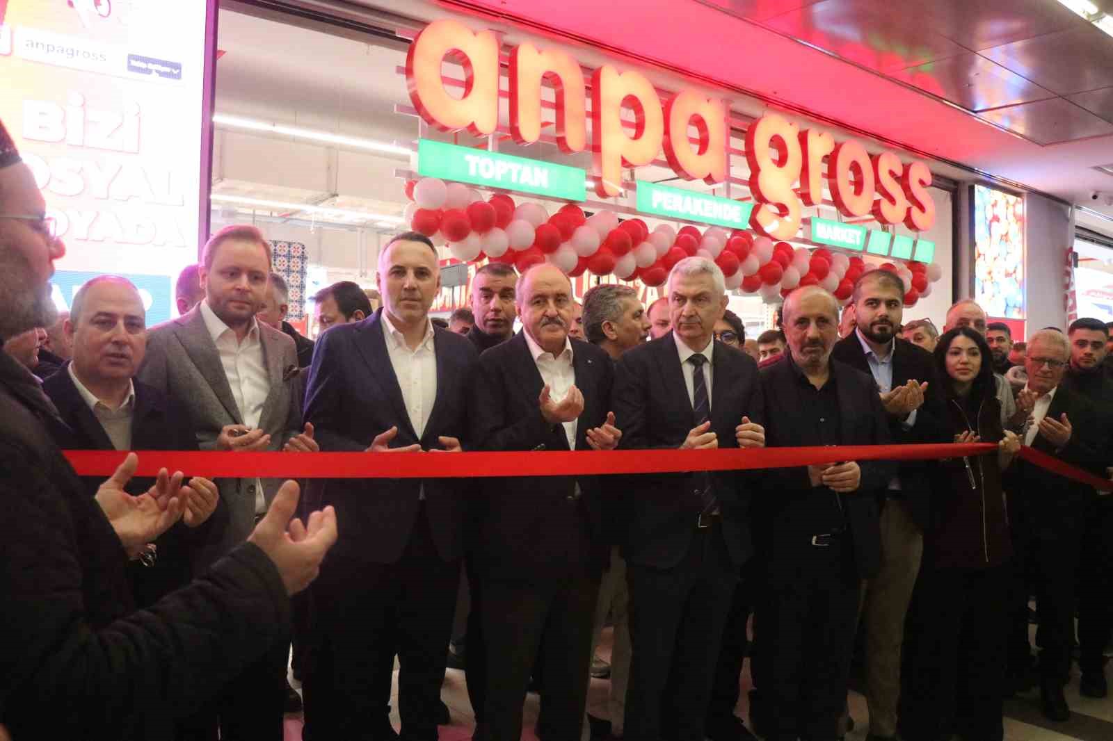 İndirim için geceden çadır kurup 8 saat yağmur altında beklediler
İndirim için geceden çadır kurup 8 saat yağmur altında beklediler