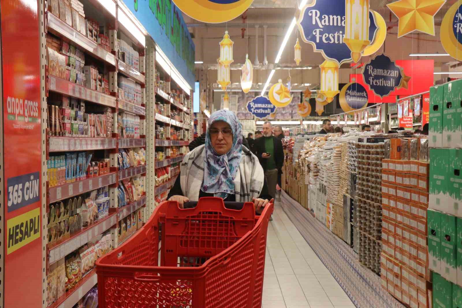 İndirim için geceden çadır kurup 8 saat yağmur altında beklediler
İndirim için geceden çadır kurup 8 saat yağmur altında beklediler