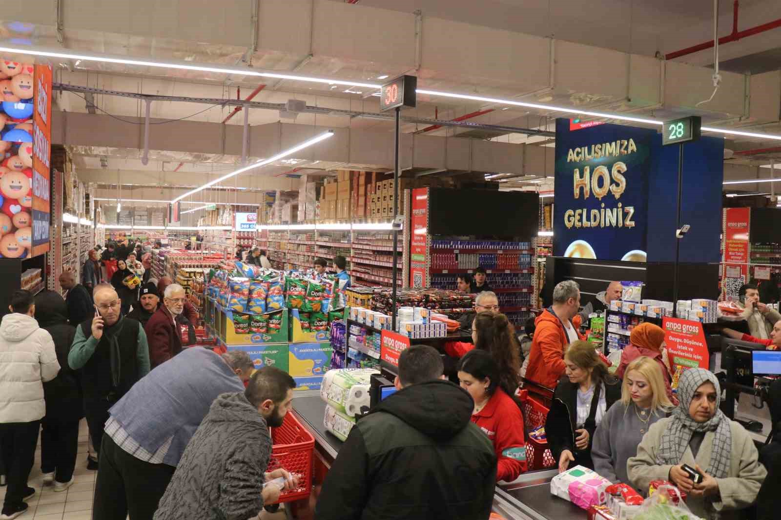 İndirim için geceden çadır kurup 8 saat yağmur altında beklediler
İndirim için geceden çadır kurup 8 saat yağmur altında beklediler