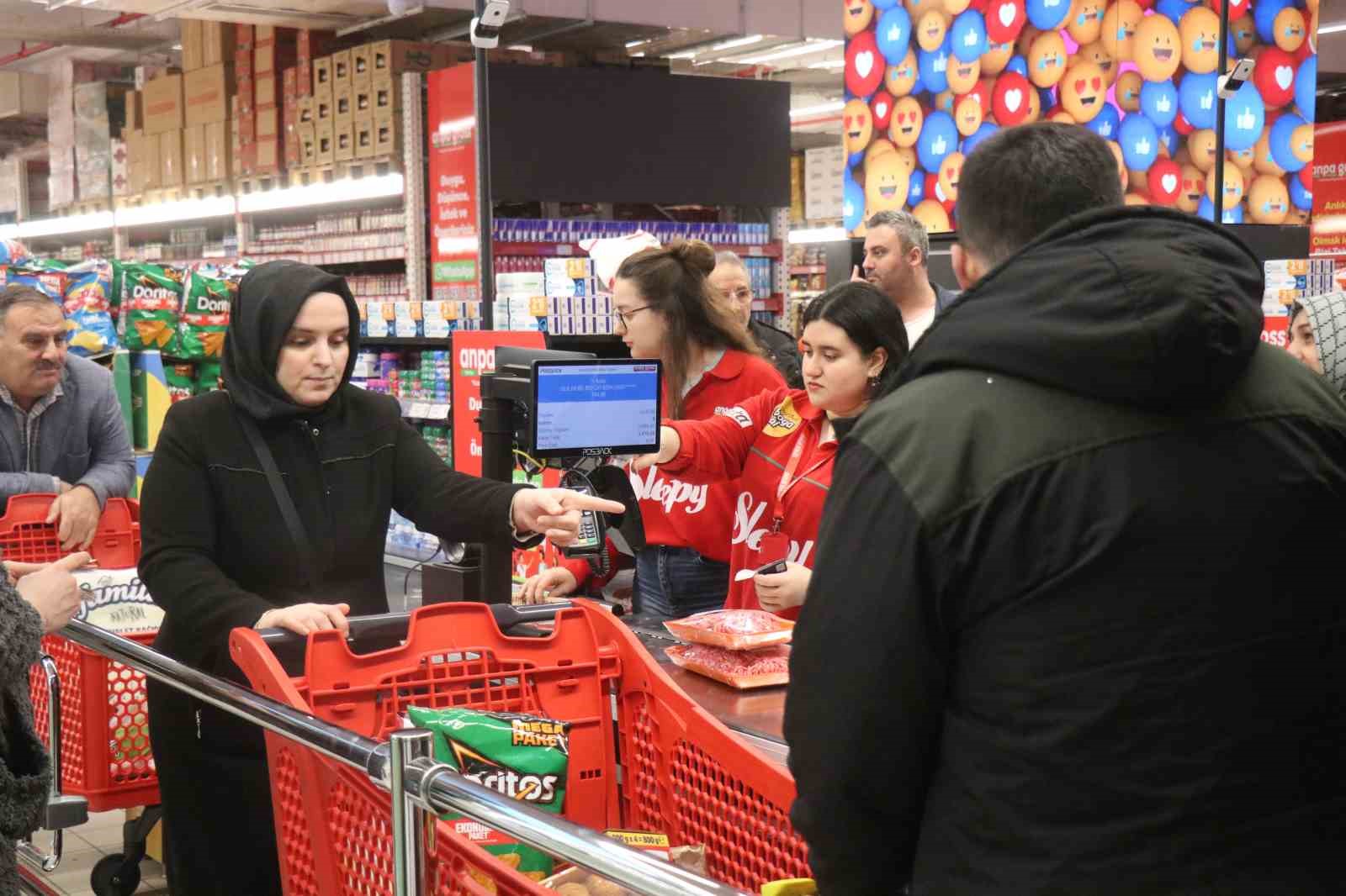 İndirim için geceden çadır kurup 8 saat yağmur altında beklediler
İndirim için geceden çadır kurup 8 saat yağmur altında beklediler