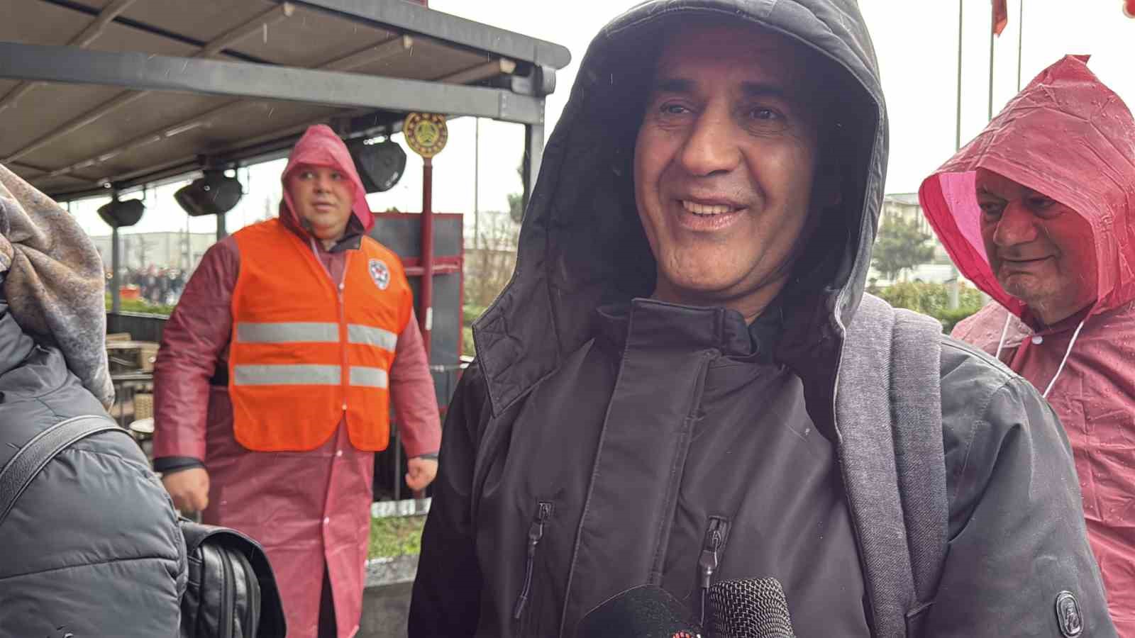 İndirim için geceden çadır kurup 8 saat yağmur altında beklediler
İndirim için geceden çadır kurup 8 saat yağmur altında beklediler