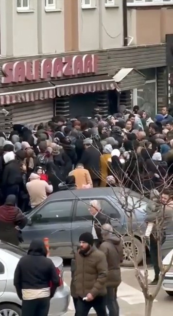 İndirimi duyan erkekler de koştu
