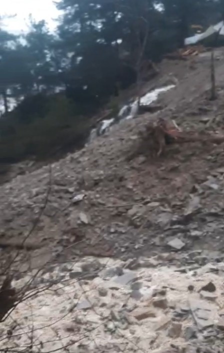 İnebolu-Doğanyurt-Cide karayolu heyelan sebebiyle ulaşıma kapandı
