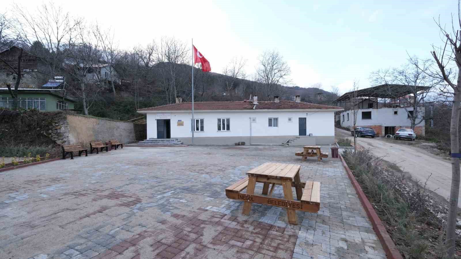 İnegöl Belediyesi’nden İclaliye Mahallesi’nde meydan düzenlemesi
