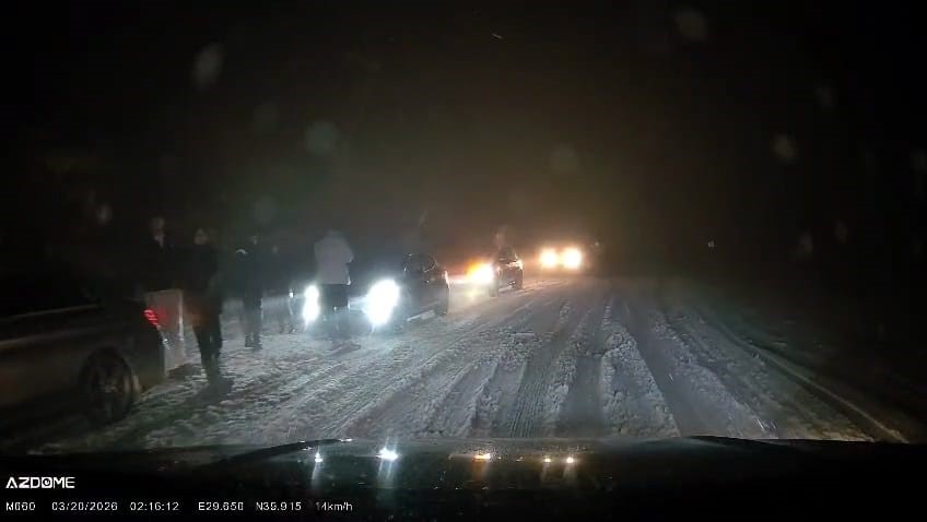 İnegöl karayolunda etkili olan kar yağışı sürücülere zor anlar yaşattı
