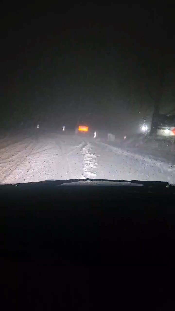 İnegöl karayolunda etkili olan kar yağışı sürücülere zor anlar yaşattı
