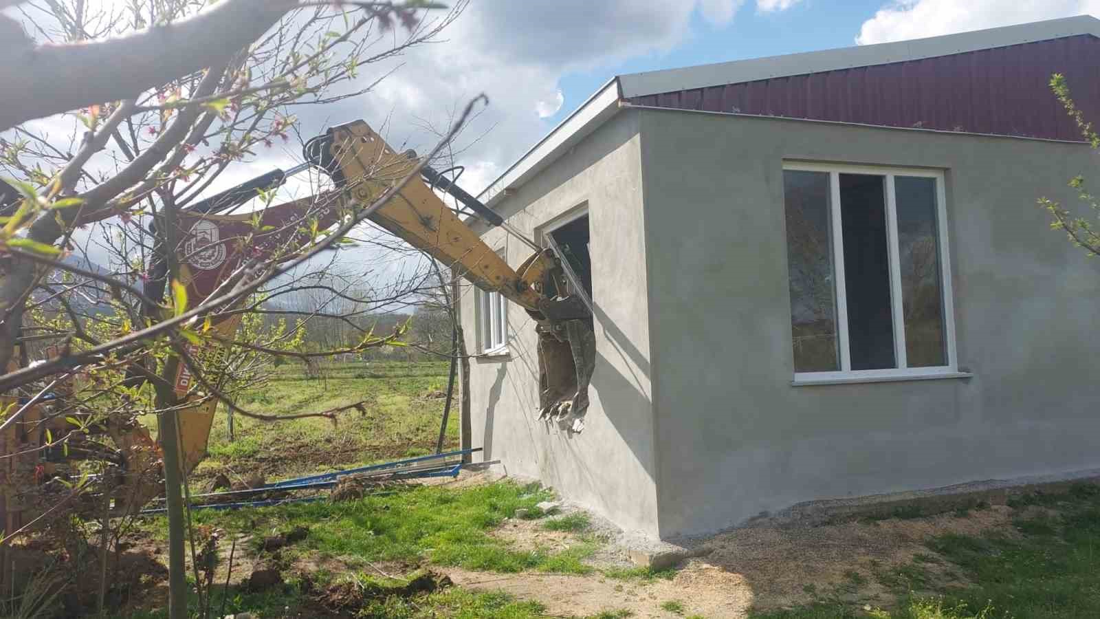 İnegöl’de 142 kaçak yapı yerle bir edildi
