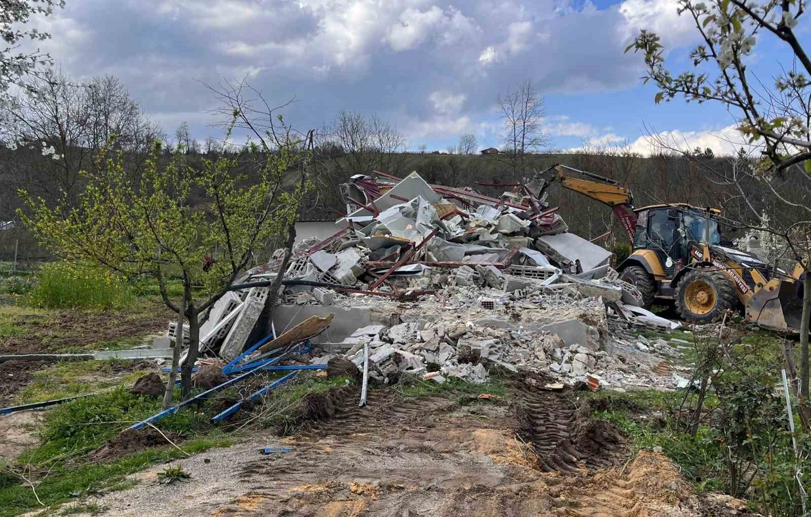 İnegöl’de 142 kaçak yapı yerle bir edildi
