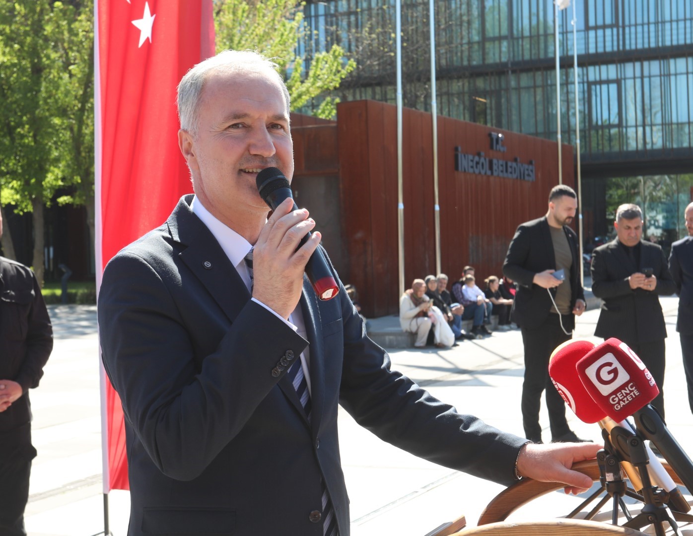 İnegöl’de 23 Nisan’a özel minik sanatçılar sergisi açıldı
