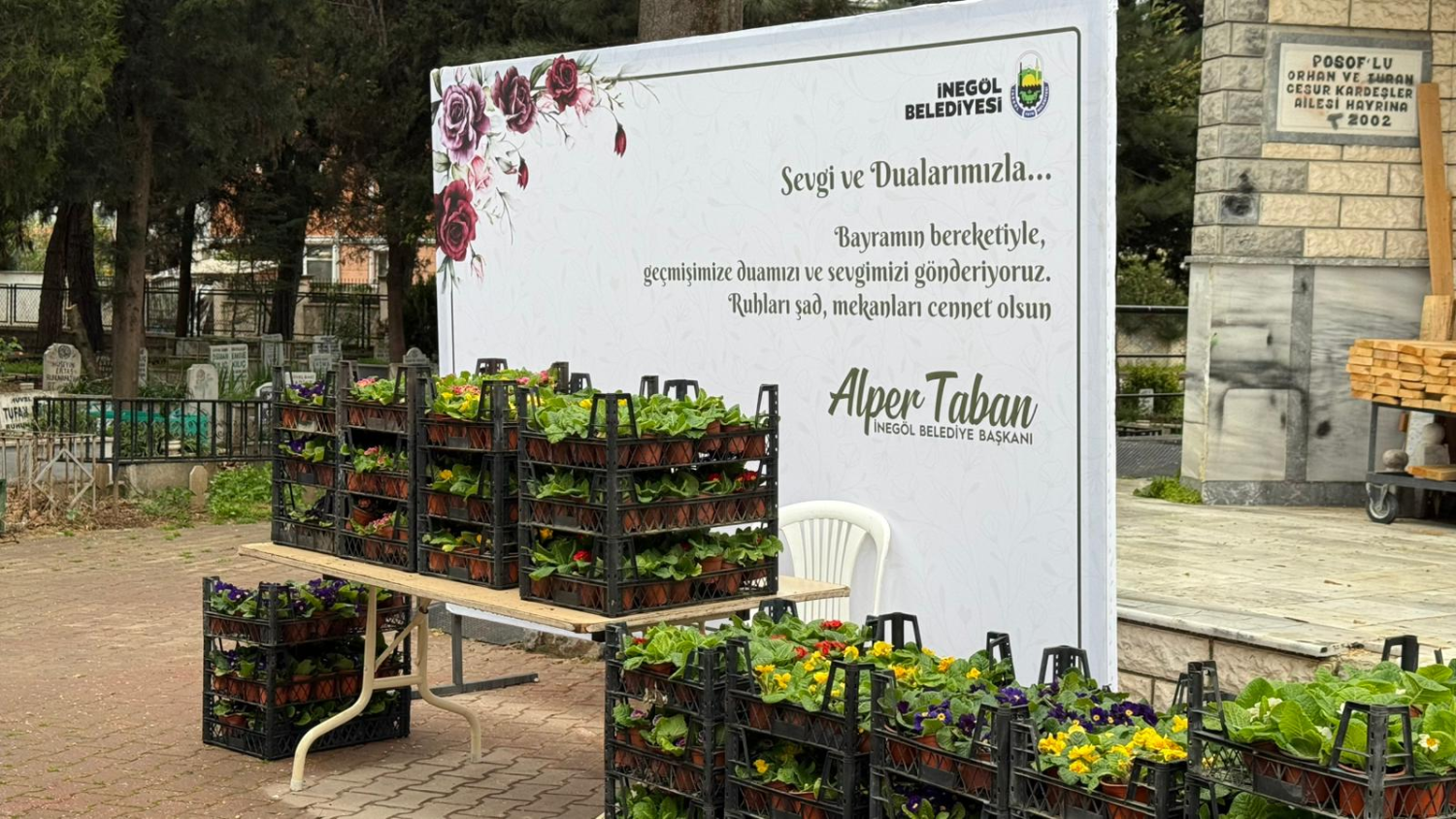 İnegöl’de bayram öncesi mezarlıklar çiçek bahçesine büründü
