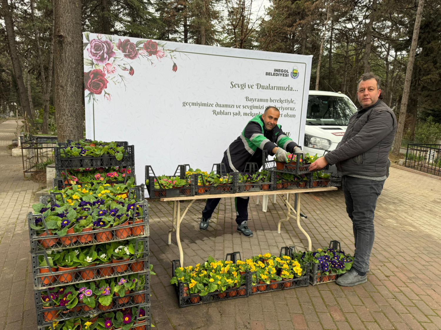 İnegöl’de bayram öncesi mezarlıklar çiçek bahçesine büründü
