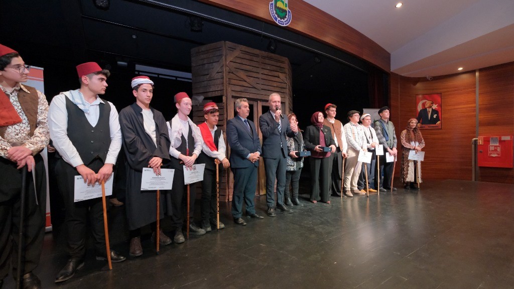 İnegöl’de genç meddahlar sahne aldı
İnegöl’de genç meddahlar sahne aldı