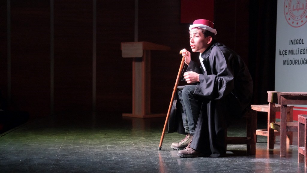 İnegöl’de genç meddahlar sahne aldı
İnegöl’de genç meddahlar sahne aldı