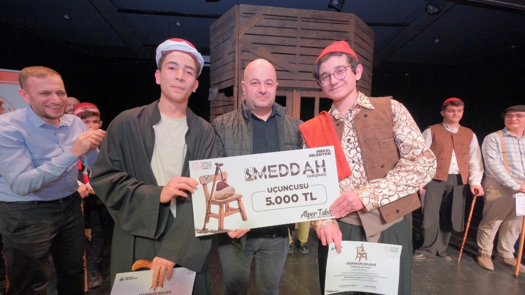 İnegöl’de genç meddahlar sahne aldı
İnegöl’de genç meddahlar sahne aldı