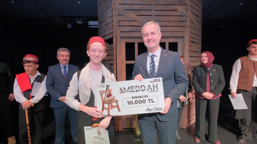 İnegöl’de genç meddahlar sahne aldı
İnegöl’de genç meddahlar sahne aldı