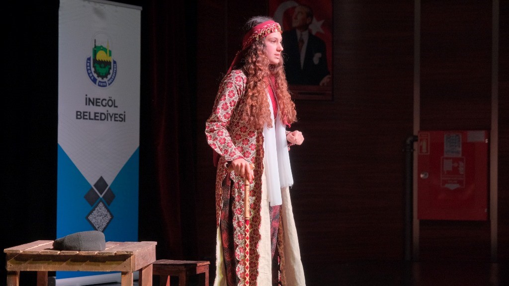 İnegöl’de genç meddahlar sahne aldı
İnegöl’de genç meddahlar sahne aldı