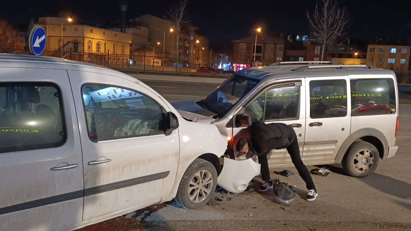 İnegöl’de iki araç kafa kafaya çarpıştı: 3 yaralı
