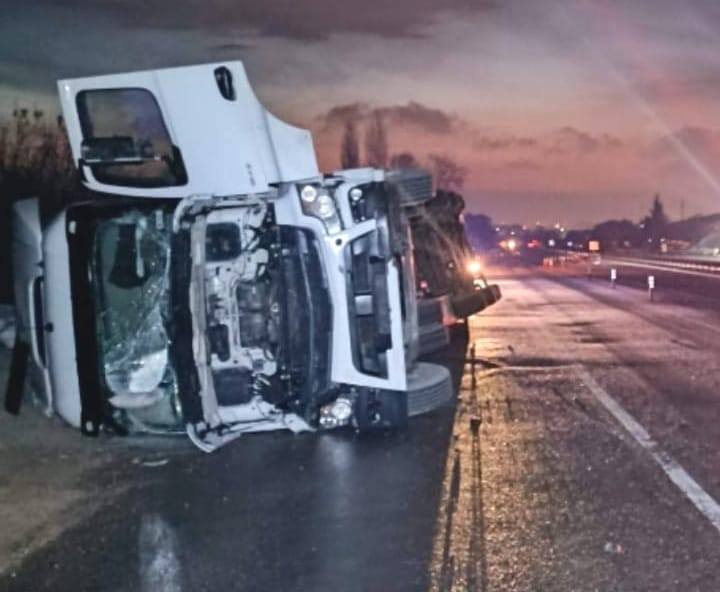 İnegöl’de iplik yüklü tır devrildi
