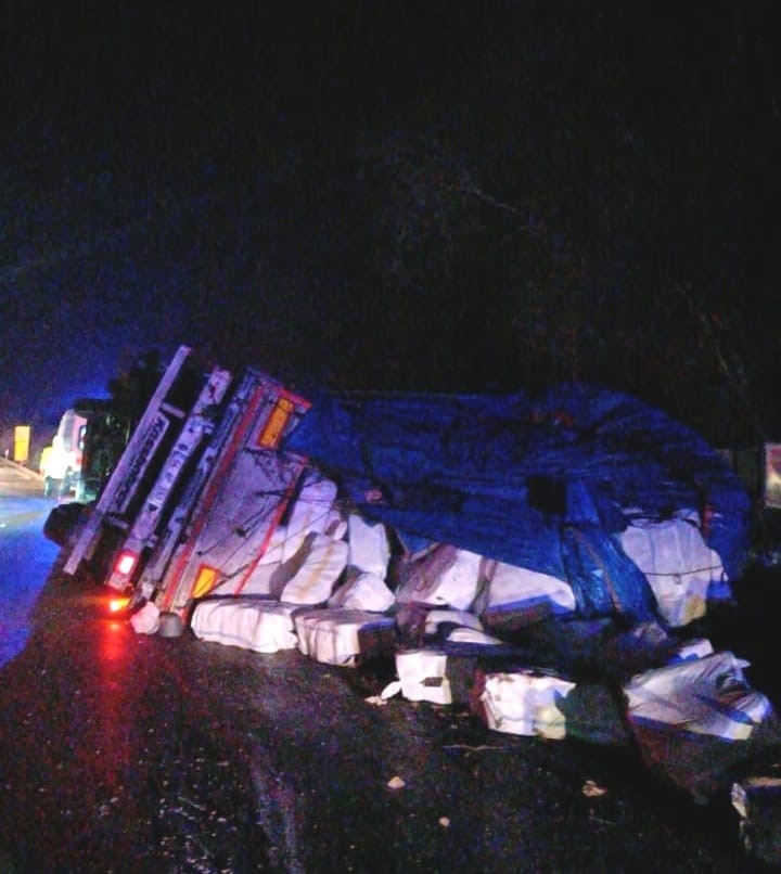 İnegöl’de iplik yüklü tır devrildi
