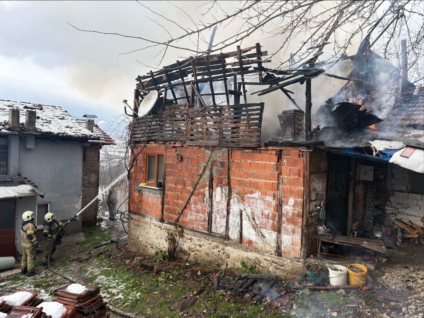 İnegöl’de korkutan yangın: tek katlı ev küle döndü
