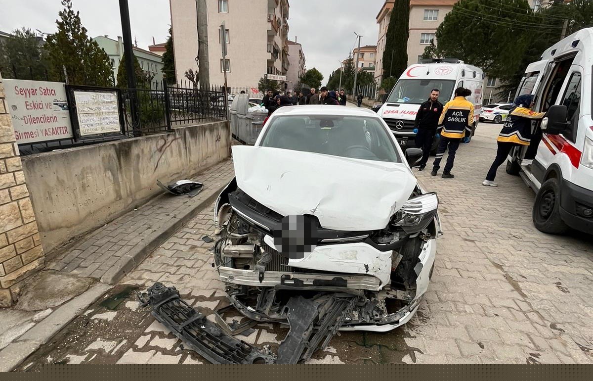 İnegöl’de otomobiller çarpıştı: 5 yaralı
