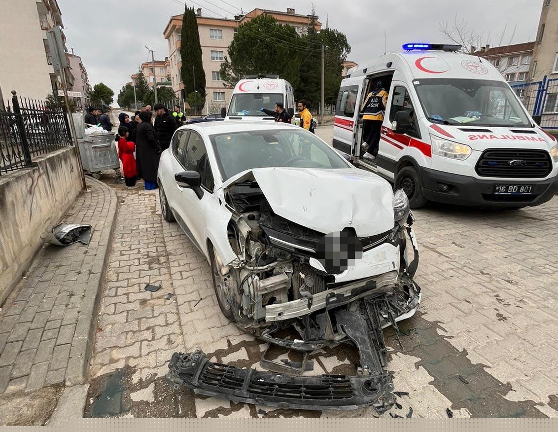 İnegöl’de otomobiller çarpıştı: 5 yaralı
