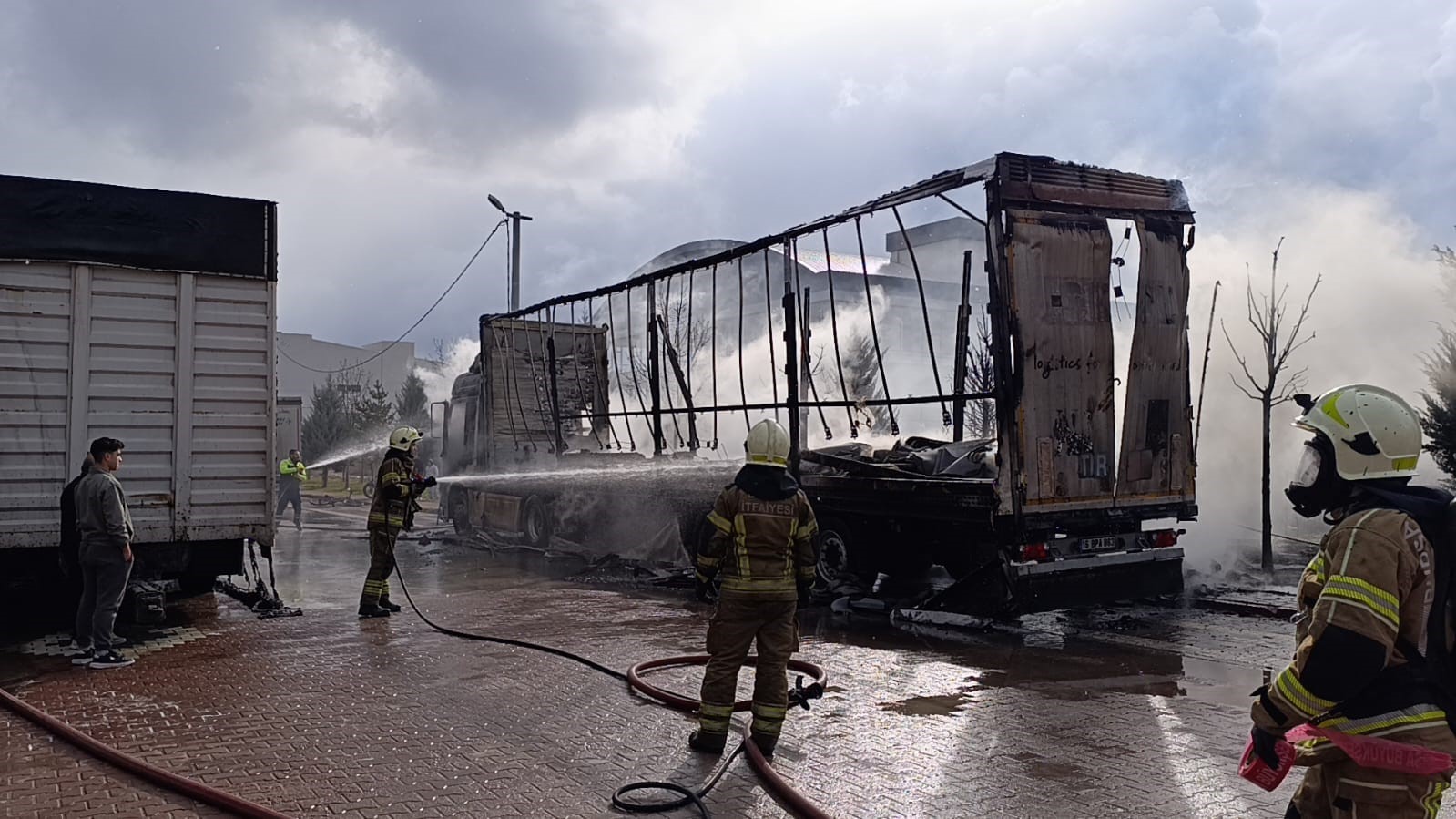 İnegöl’de park halindeki sünger ve mobilya yüklü tır dorseleri alev alev yandı
