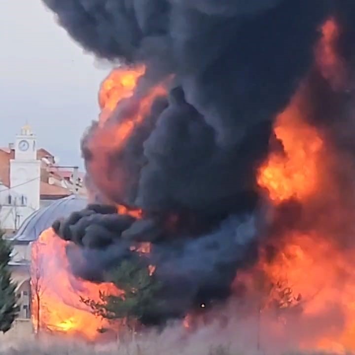 İnegöl’de park halindeki sünger ve mobilya yüklü tır dorseleri alev alev yandı
