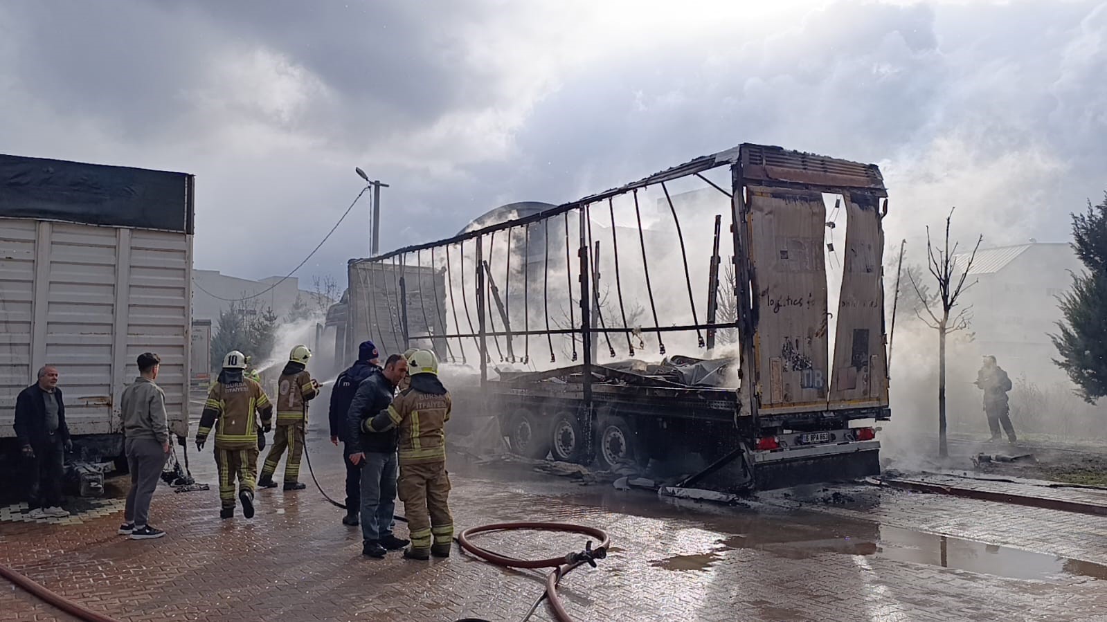 İnegöl’de park halindeki sünger ve mobilya yüklü tır dorseleri alev alev yandı
