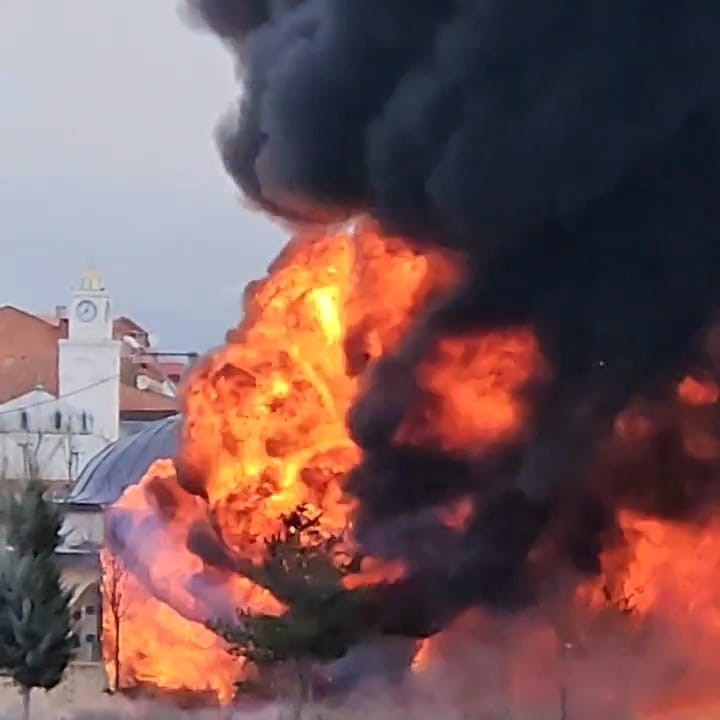 İnegöl’de park halindeki sünger ve mobilya yüklü tır dorseleri alev alev yandı
