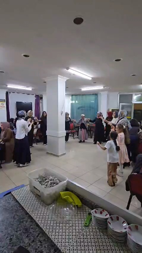 İnegöl’de roller değişti: Erkekler evde, kadınlar kahvede
