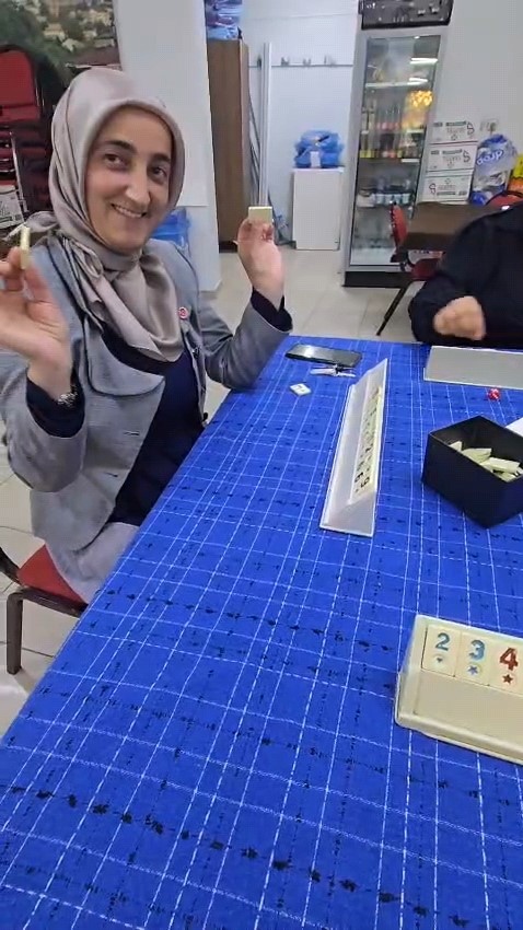 İnegöl’de roller değişti: Erkekler evde, kadınlar kahvede
