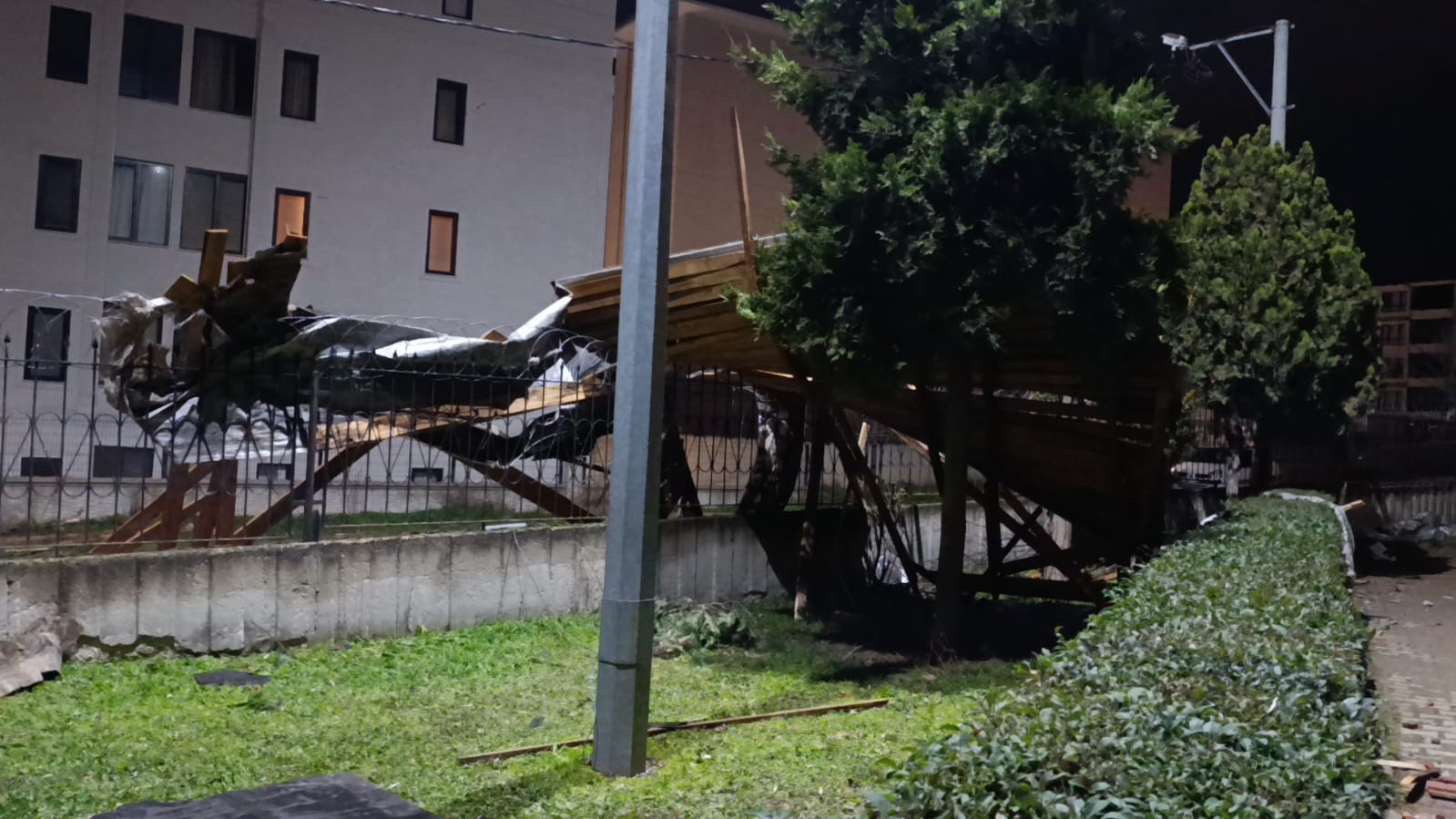 İnegöl’de şiddetli lodos çatıları uçurdu, araçlar zarar gördü
