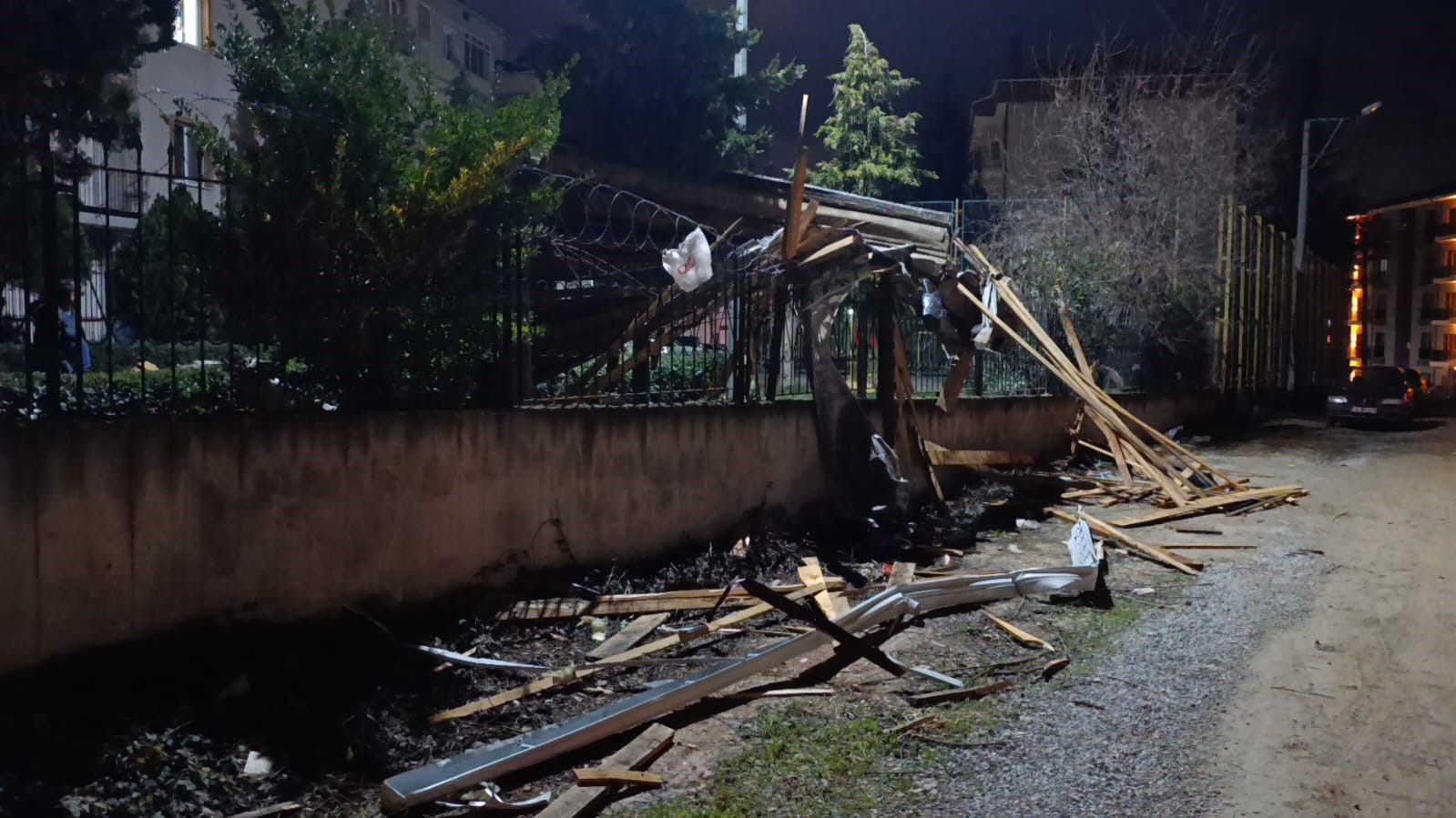 İnegöl’de şiddetli lodos çatıları uçurdu, araçlar zarar gördü
