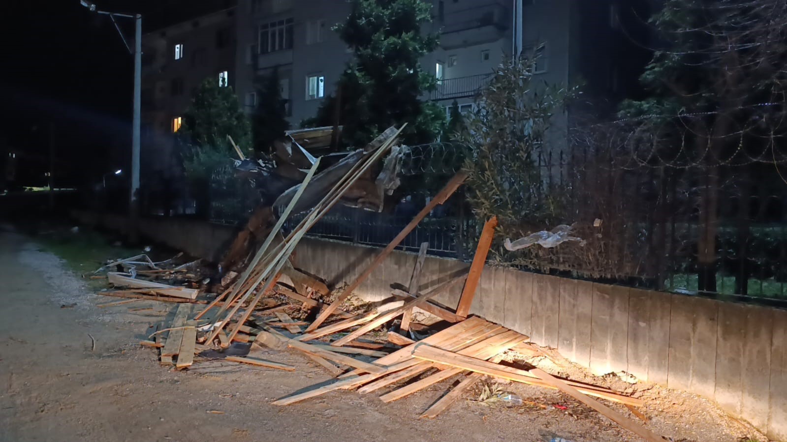 İnegöl’de şiddetli lodos çatıları uçurdu, araçlar zarar gördü
