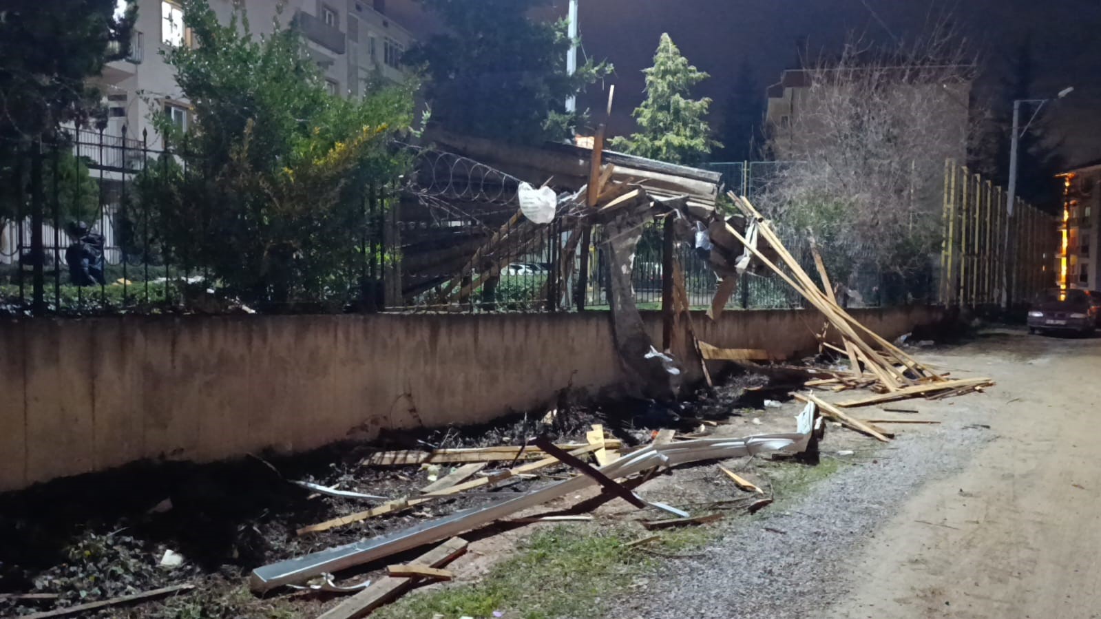 İnegöl’de şiddetli lodos çatıları uçurdu, araçlar zarar gördü
