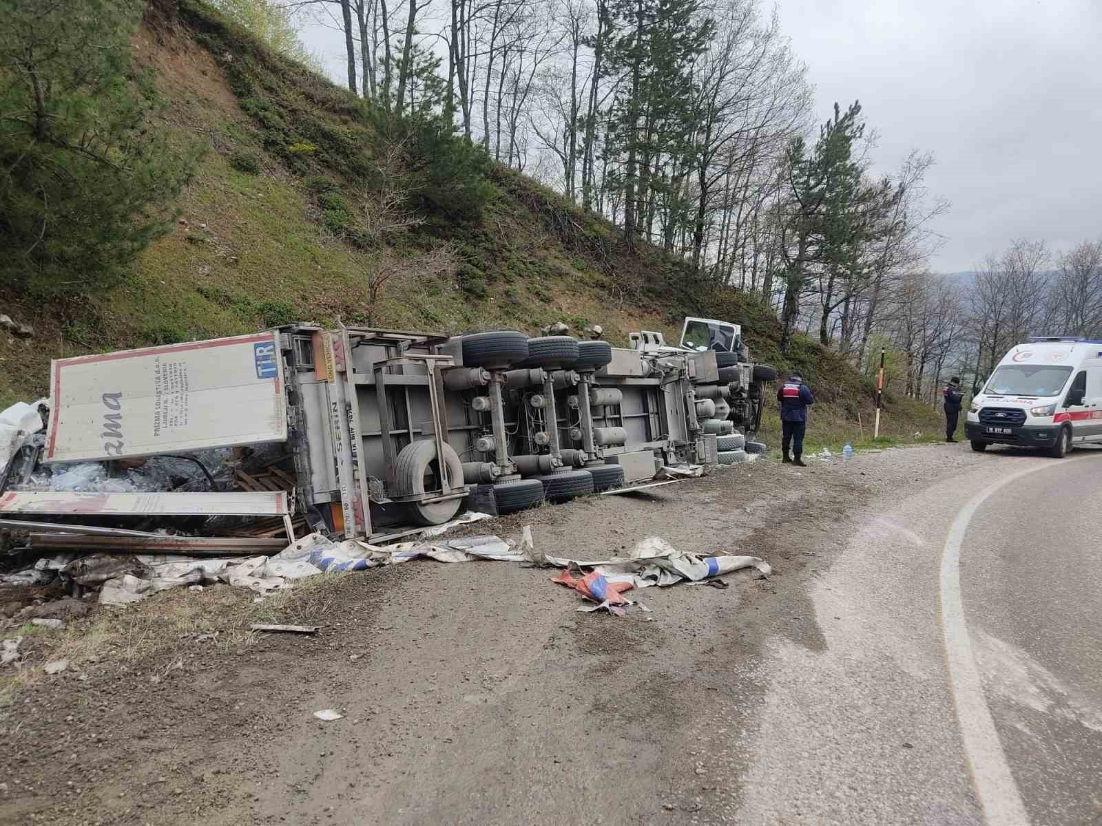 İnegöl’de su yüklü tır yamaca devrildi: 1 yaralı
