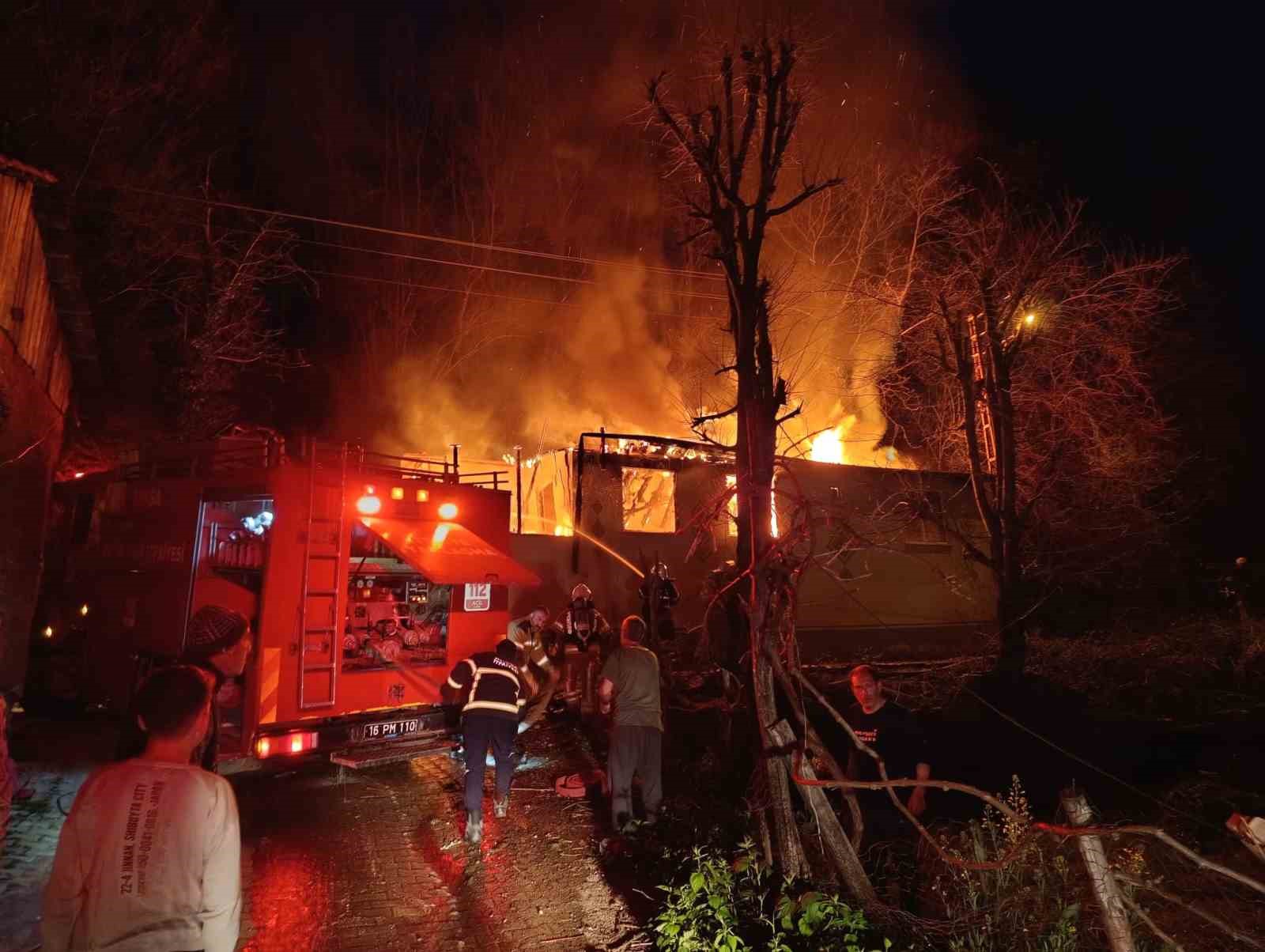 İnegöl’de tek katlı ev alev alev yandı
