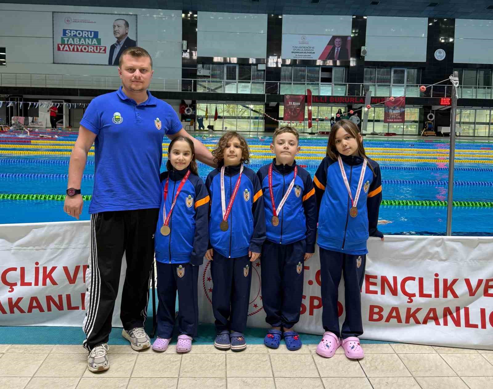 İnegöllü minik yüzücülerden 18 madalyalık gurur
