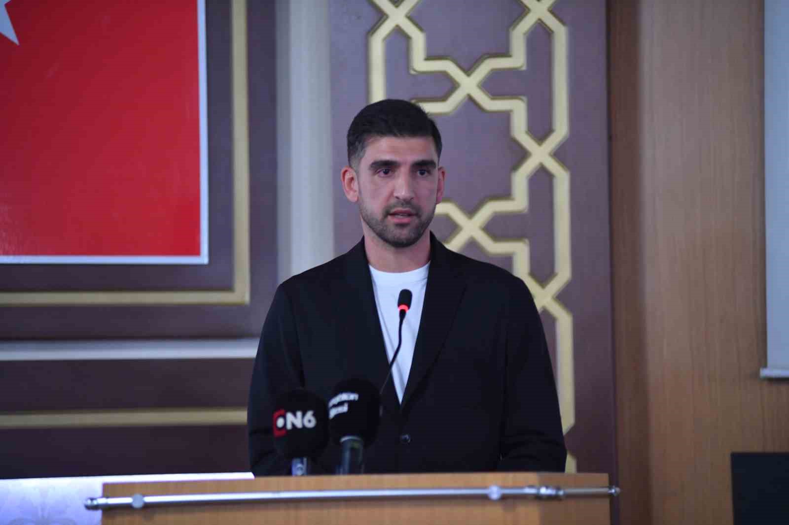 İnegölspor’un kalecisi Bekir Sevgi’nin "Sevgi’li kale" isimli kitabının lansmanı yapıldı
